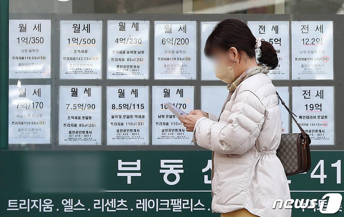 본문 이미지 - .16일 서울의 한 공인중개사무소에 아파트 매매를 비롯한 전·월세 매물 시세표가 붙어 있다. 2022.3.16/뉴스1 ⓒ News1 민경석 기자