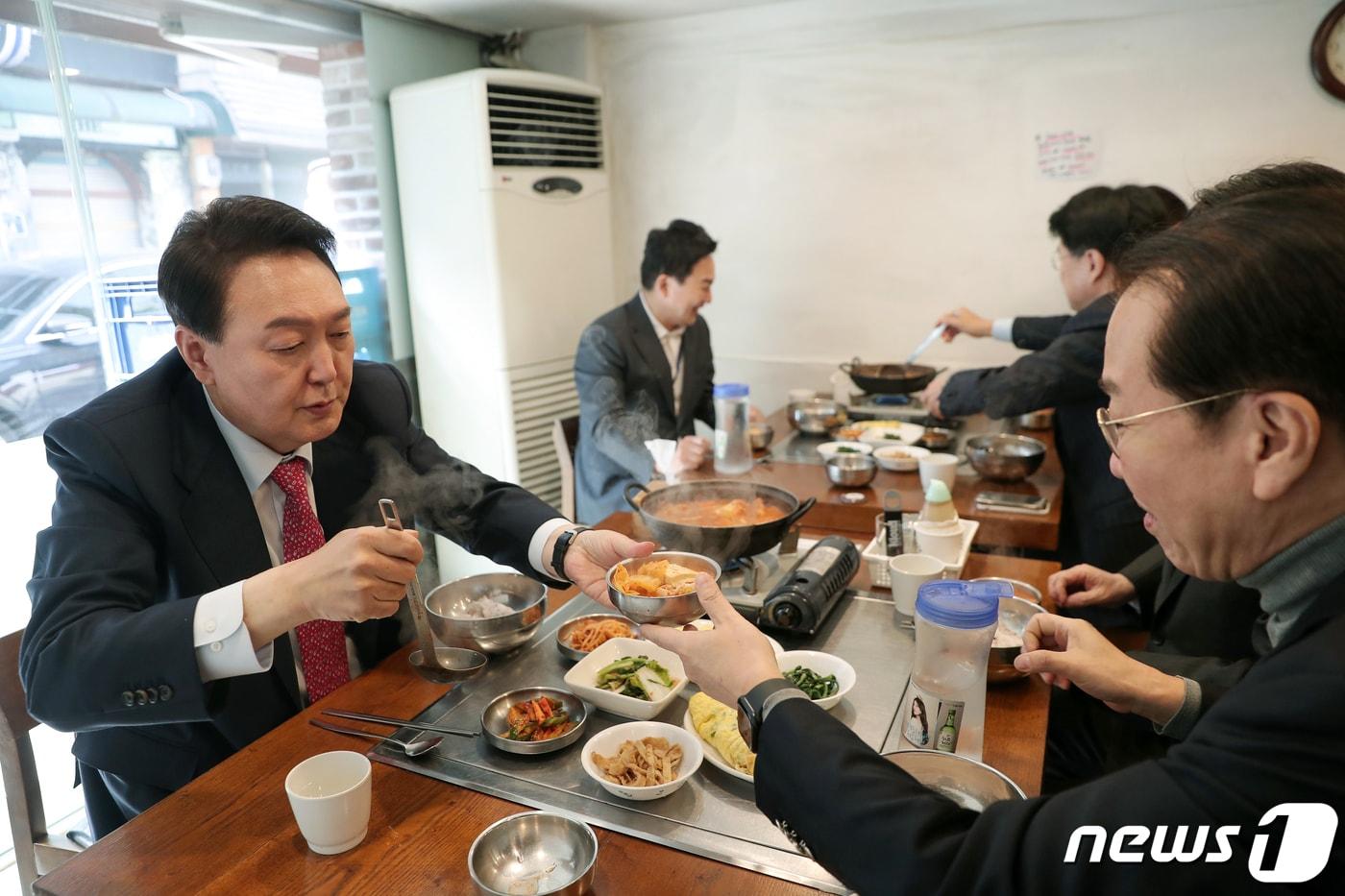 윤석열 대통령 당선인이 지난 16일 서울 종로구 통의동 집무실 인근 음식점에서 인수위 지도부와 함께 점심식사로 김치찌개를 먹고 있다. (윤석열 당선인측 제공) 2022.3.16/뉴스1 ⓒ News1 구윤성 기자
