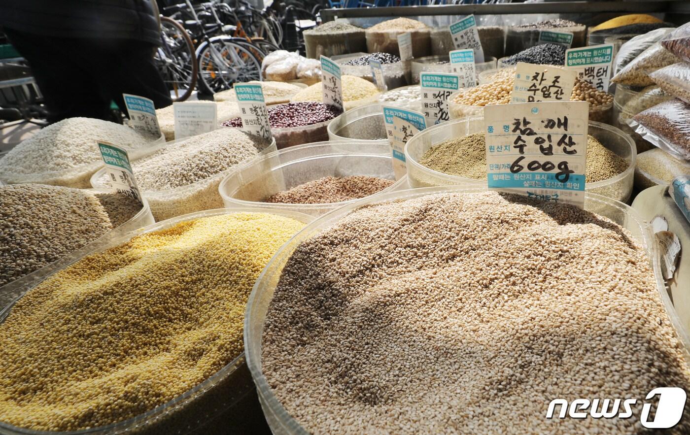 본문 이미지 - 수입 곡물의 가격이 최근 2년 새 47% 이상 상승한 것으로 나타난 가운데 16일 오후 서울 동대문구의 한 재래시장에 수입산 곡물이 진열되어 있다. 이날 관세청과 식품업계에 따르면 올해 2월 곡물 수입량은 196만4천t(톤), 수입금액은 7억5천831만달러로 집계됐 t당 가격은 386달러로, 지난해 동월(306달러)보다 26.0% 올랐다. 이로써 올해 2월 t당 수입 곡물의 가격은 2013년 5월(388달러) 이후 8년9개월 만에 최고치를 찍었다. 또 러시아의 우크라이나 침공으로 ‘오일쇼크’에 이어 국제 곡물가격이 급등하는 ‘애그리플레이션’(Agriflation)이 가속화하면서 인플레이션 압력이 극대화하고 있다. 2022.3.16/뉴스1 ⓒ News1 박지혜 기자