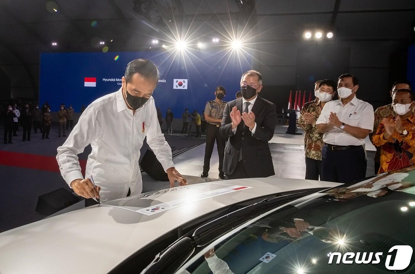 지난 3월16일 인도네시아에서 열린 현대자동차 인도네시아 공장 준공식에서 조코 위도도 대통령이 아이오닉 5 차량에 서명하고 있다.  (현대차 제공) /뉴스1