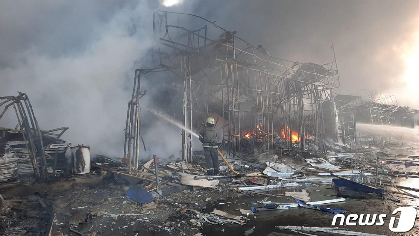 16일 우크라이나 하르키우에서 러시아 군의 포격을 받은 시장이 불에 타고 있다. ⓒ AFP=뉴스1 ⓒ News1 우동명 기자