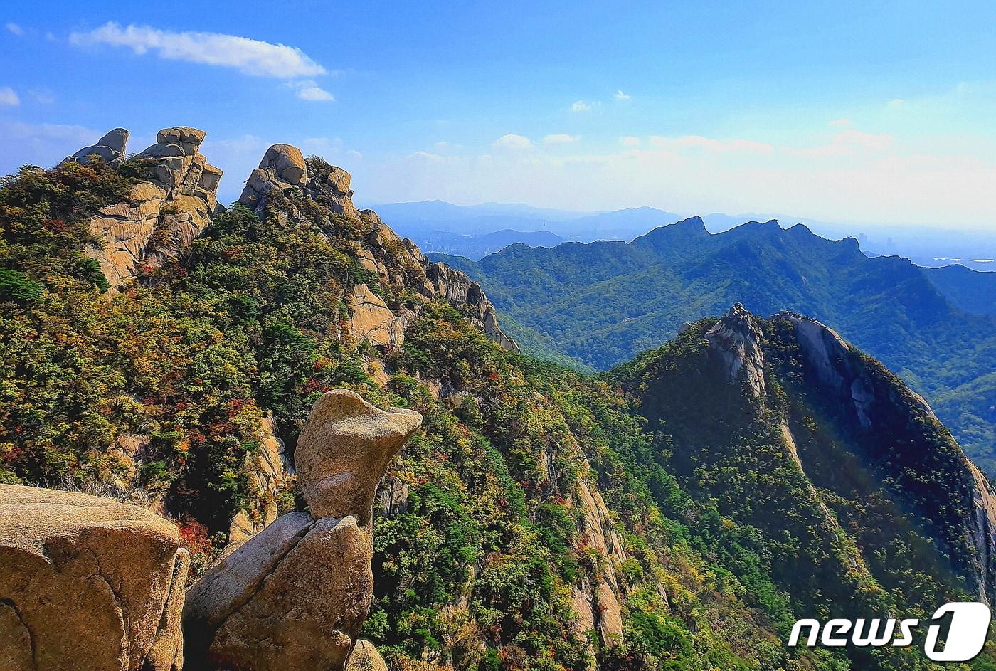 북한산 전경. 왼쪽 백운대 오리바위와 만경대. 오른쪽 노적봉과 그 뒤의 보현봉-문수봉, 의상봉 능선의 라인이 파도처럼 이어져 있다 ⓒ 뉴스1