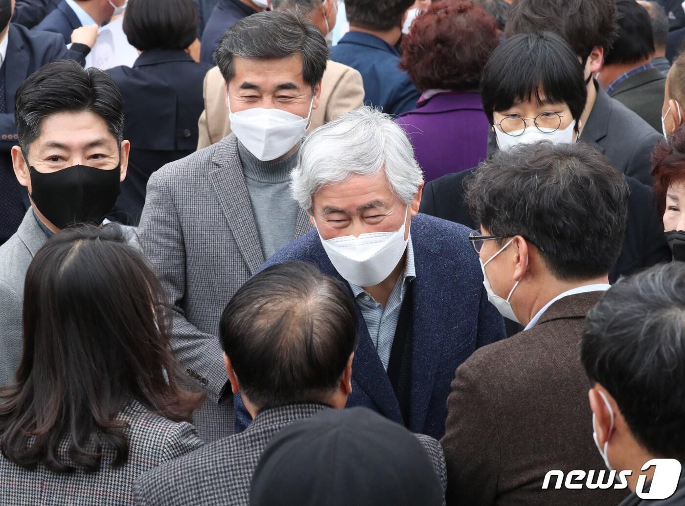 본문 이미지 - 최경환 전 경제부총리가 17일 오전 경기 안양교도소에서 가석방으로 출소하며 지지자들과 인사를 나누고 있다. 2022.3.17/뉴스1 ⓒ News1 김영운 기자