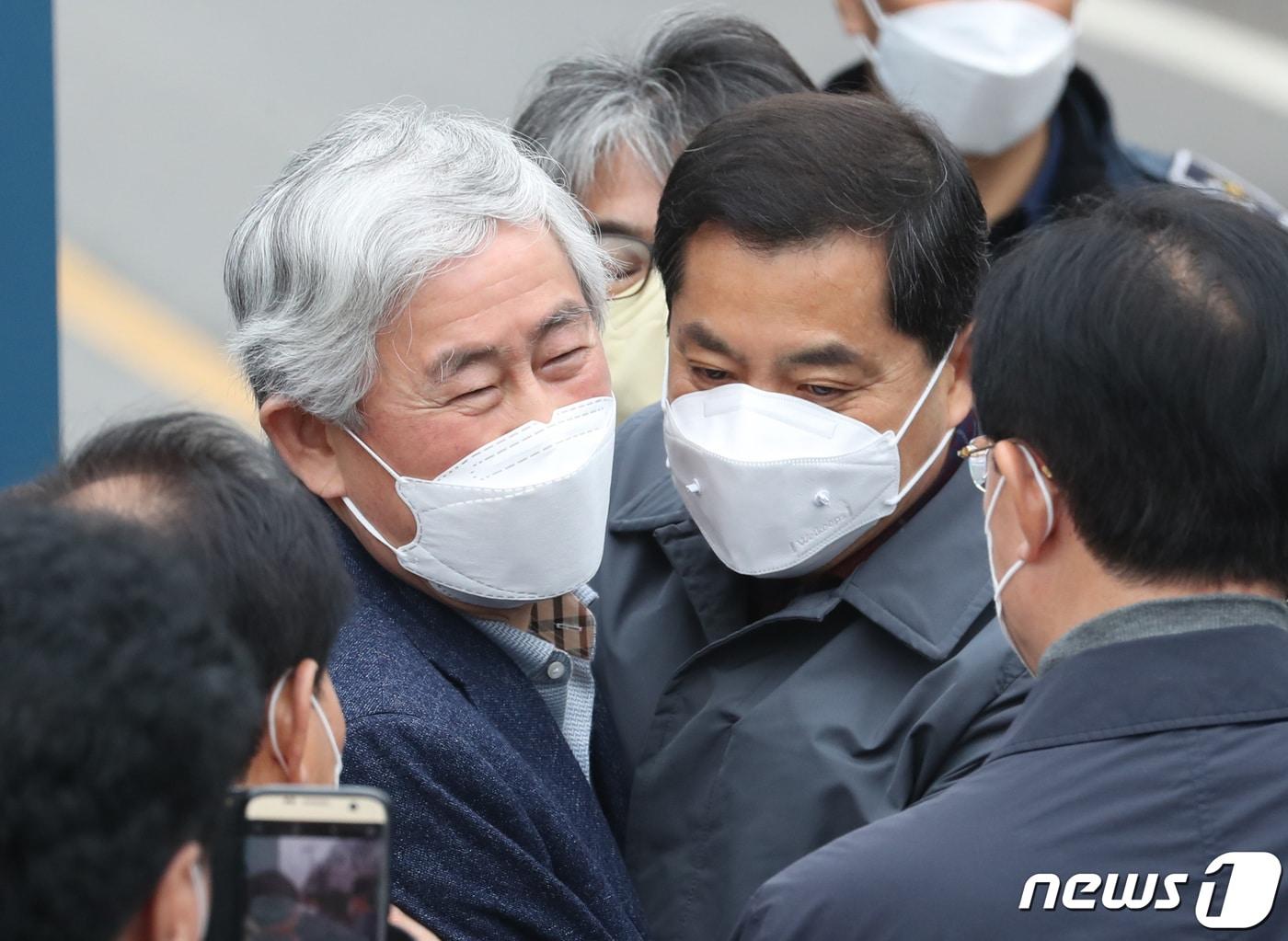 본문 이미지 - 최경환 전 경제부총리가 17일 오전 경기 안양교도소에서 가석방으로 출소하며 박대출 국민의힘 의원과 인사를 하고 있다. 2022.3.17/뉴스1 ⓒ News1 김영운 기자