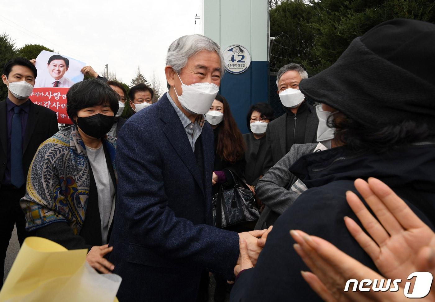 본문 이미지 - 최경환 전 경제부총리가 17일 오전 경기 안양교도소에서 가석방으로 출소하며 지지자들과 인사를 나누고 있다. 2022.3.17/뉴스1 ⓒ News1 김영운 기자