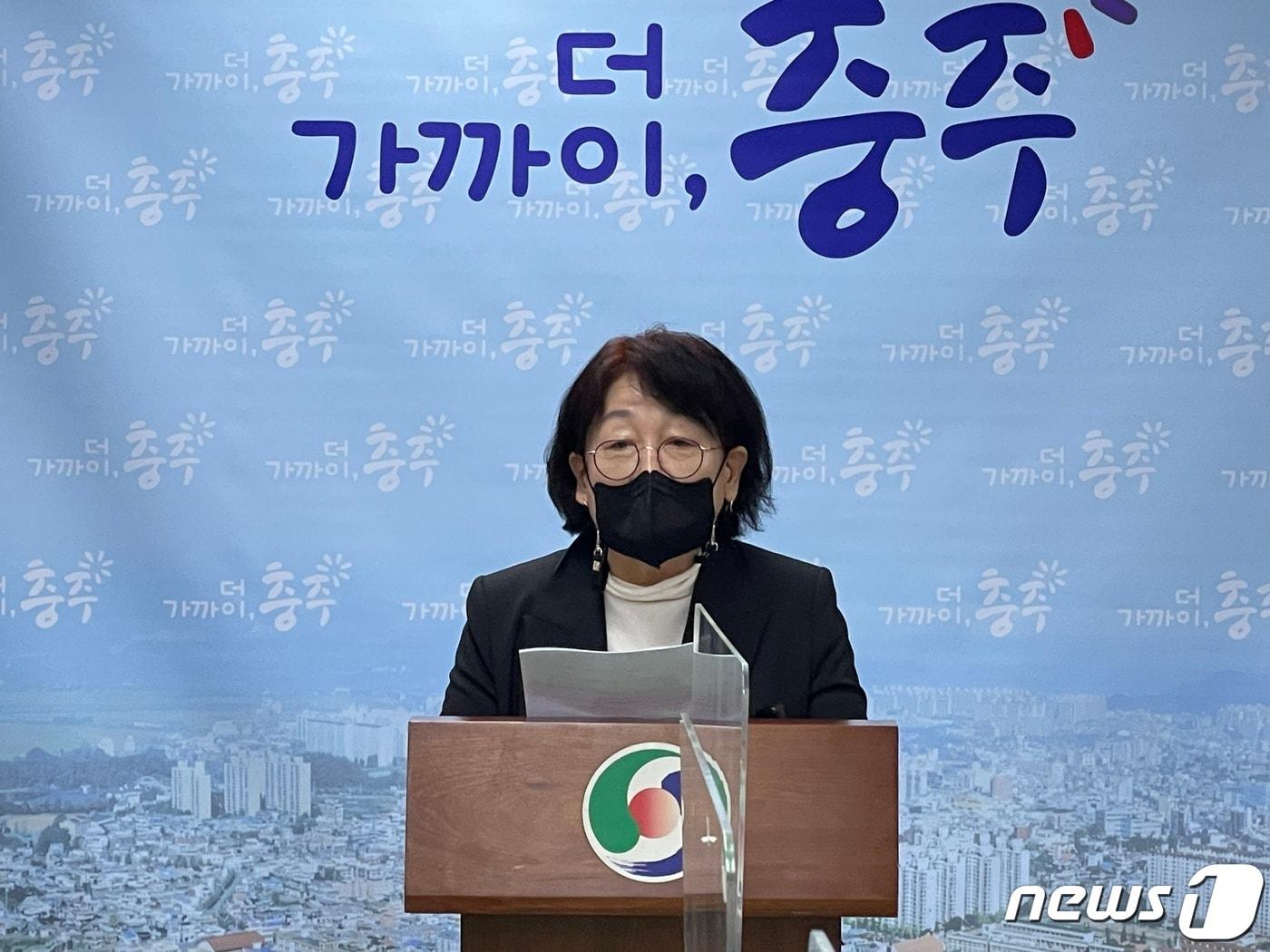 본문 이미지 - 17일 김순례 충북 충주라이트월드 상인회 대표가 충주시청서 기자회견을 열고 충주시에 25억6000만원의 손해배상을 청구했다고 밝히고 있다.2022.3.17/ⓒ 뉴스1