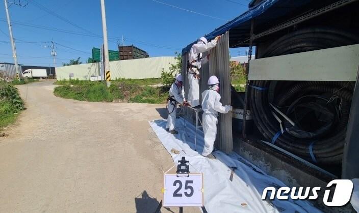 본문 이미지 - 경기 시흥시가 석면 피해를 최소화 하기 위해 '슬레이트 철거 및 지붕 개량 지원사업'을 실시한다.(시흥시 제공)ⓒ 뉴스1