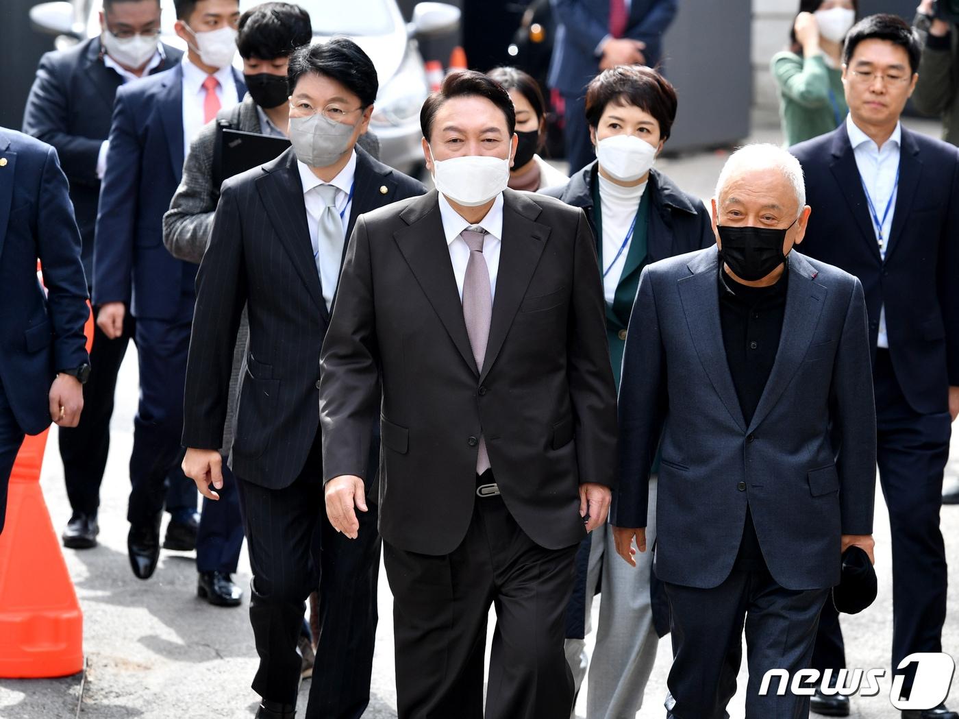 본문 이미지 - 윤석열 대통령 당선인이 17일 점심식사를 위해 김한길 국민통합위원회 위원장, 장제원 당선인 비서실장, 김은혜 대변인과 함께 서울 종로구 통의동 당선인 집무실에서 식당으로 향하고 있다. 2022.3.17/뉴스1 ⓒ News1 국회사진취재단