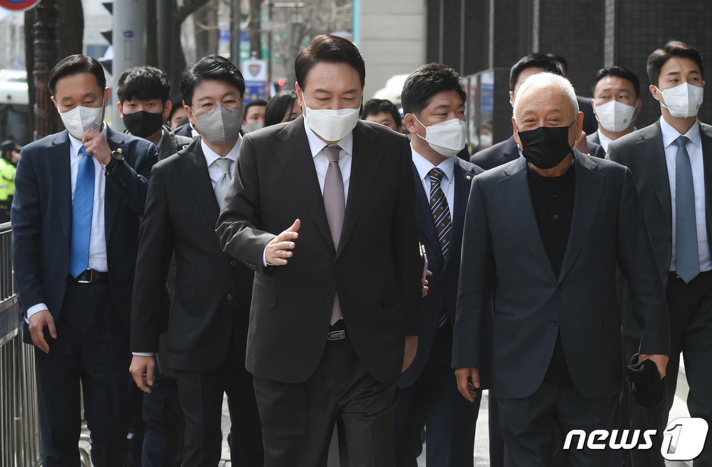 본문 이미지 - 윤석열 대통령 당선인이 17일 서울 종로구 통의동 당선인 집무실에서 김한길 국민통합위원회 위원장과 장제원 당선인 비서실장, 김은혜 대변인과 함께 점심식사를 위해 인근 식당으로 이동하고 있다. 2022.3.17/뉴스1 ⓒ News1 국회사진취재단