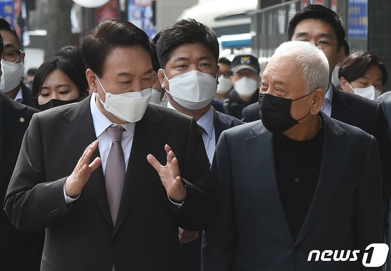 본문 이미지 - 윤석열 대통령 당선인이 17일 점심식사를 위해 김한길 국민통합위원회 위원장과 함께 서울 종로구 통의동 당선인 집무실에서 인근 식당으로 향하며 대화를 나누고 있다. 2022.3.17/뉴스1 ⓒ News1 국회사진취재단