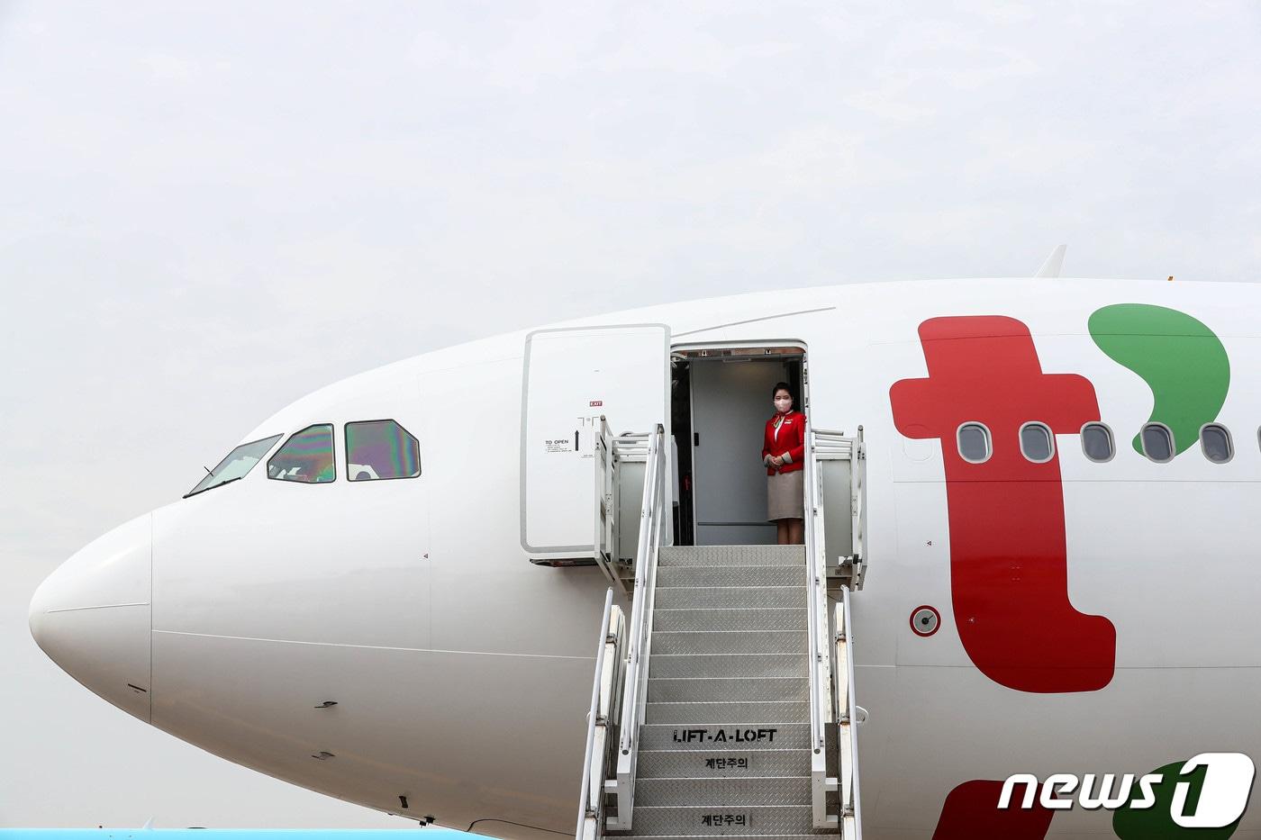 티웨이항공이 17일 서울 강서구 김포국제공항 주기장에서 에어버스의 A330-300기종 도입 기념 'CHANGE BEGINS with A330' 미디어데이 행사를 열고 있다. 347석 규모의 A330-300은 중장거리 노선 운항에 적합한 기종이다. 2022.3.17/뉴스1 ⓒ News1 공항사진기자단