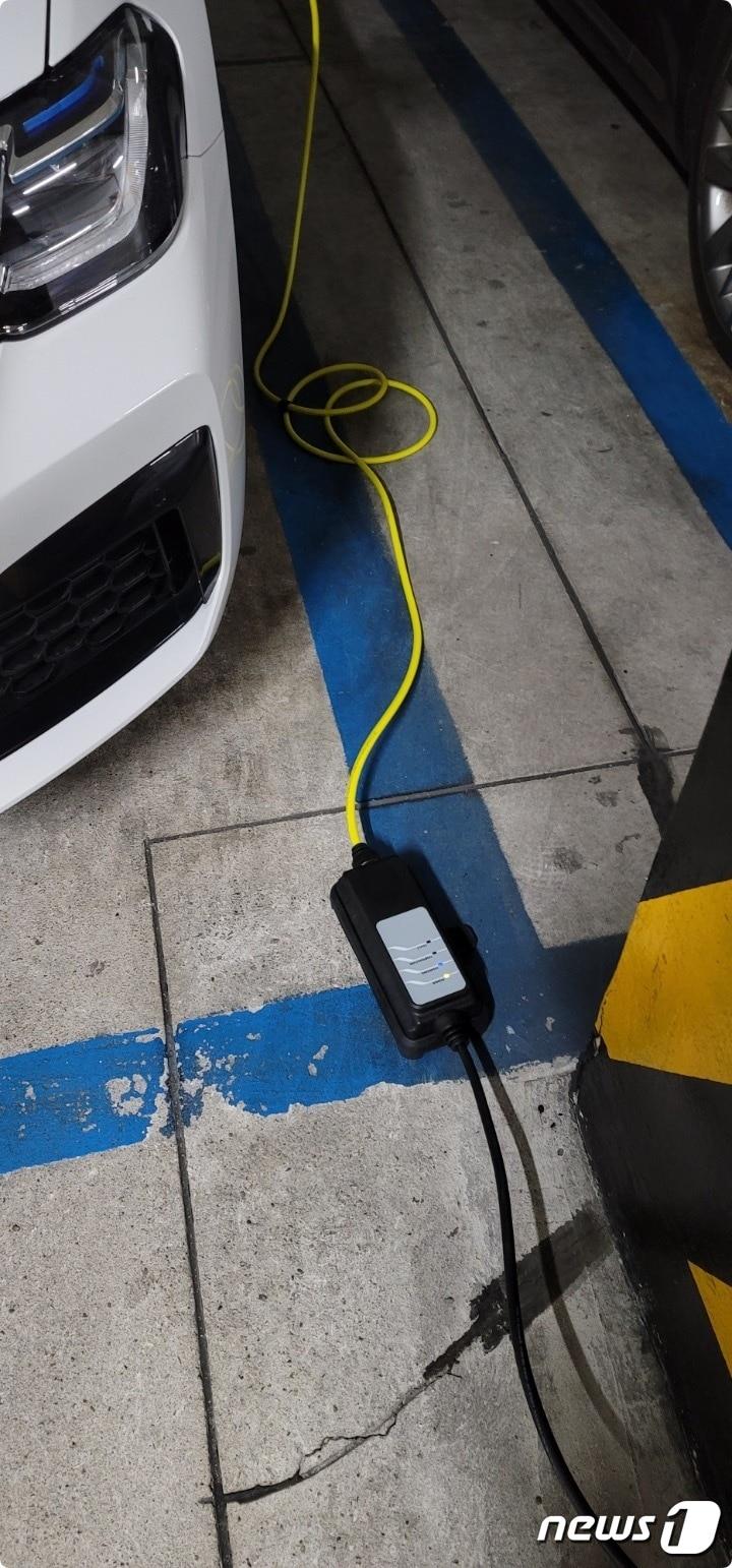 본문 이미지 - 비상용 전기차 충전기로 공용 전기를 무단 사용 중인 모습. (독자제공) ⓒ 뉴스1