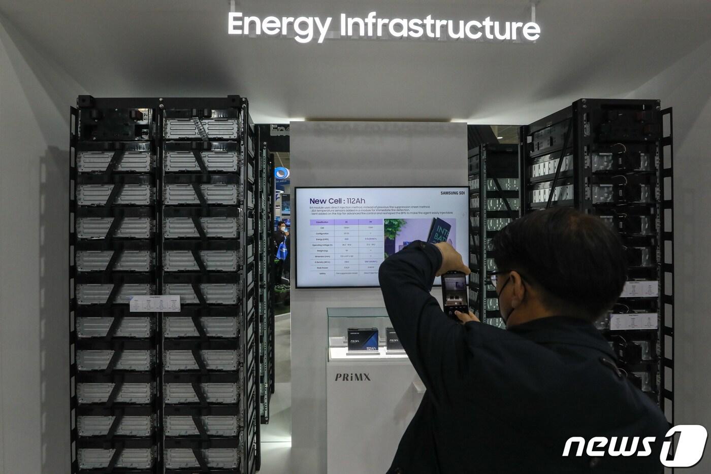 본문 이미지 - 17일 오후 서울 강남구 코엑스에서 열린 2022 인터배터리 전시회에 마련된 삼성SDI 부스에서 관람객들이 배터리를 기술을 살펴보고 있다. 인터배터리는 국내 유일의 배터리 전시회로 삼성SDI, LG에너지솔루션 등 국내 배터리 제조사가 참여해 새로운 제품과 기술을 선보인다. 2022.3.17/뉴스1 ⓒ News1 성동훈 기자