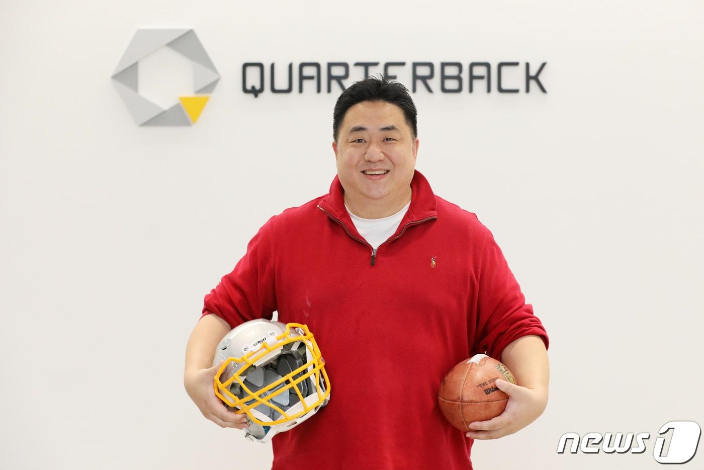 장두영 쿼터백 그룹 대표가 17일 서울 영등포구 여의도 쿼터백 그룹 사무실에서 뉴스1과 인터뷰 전 포즈를 취하고 있다. 2022.3.17/뉴스1