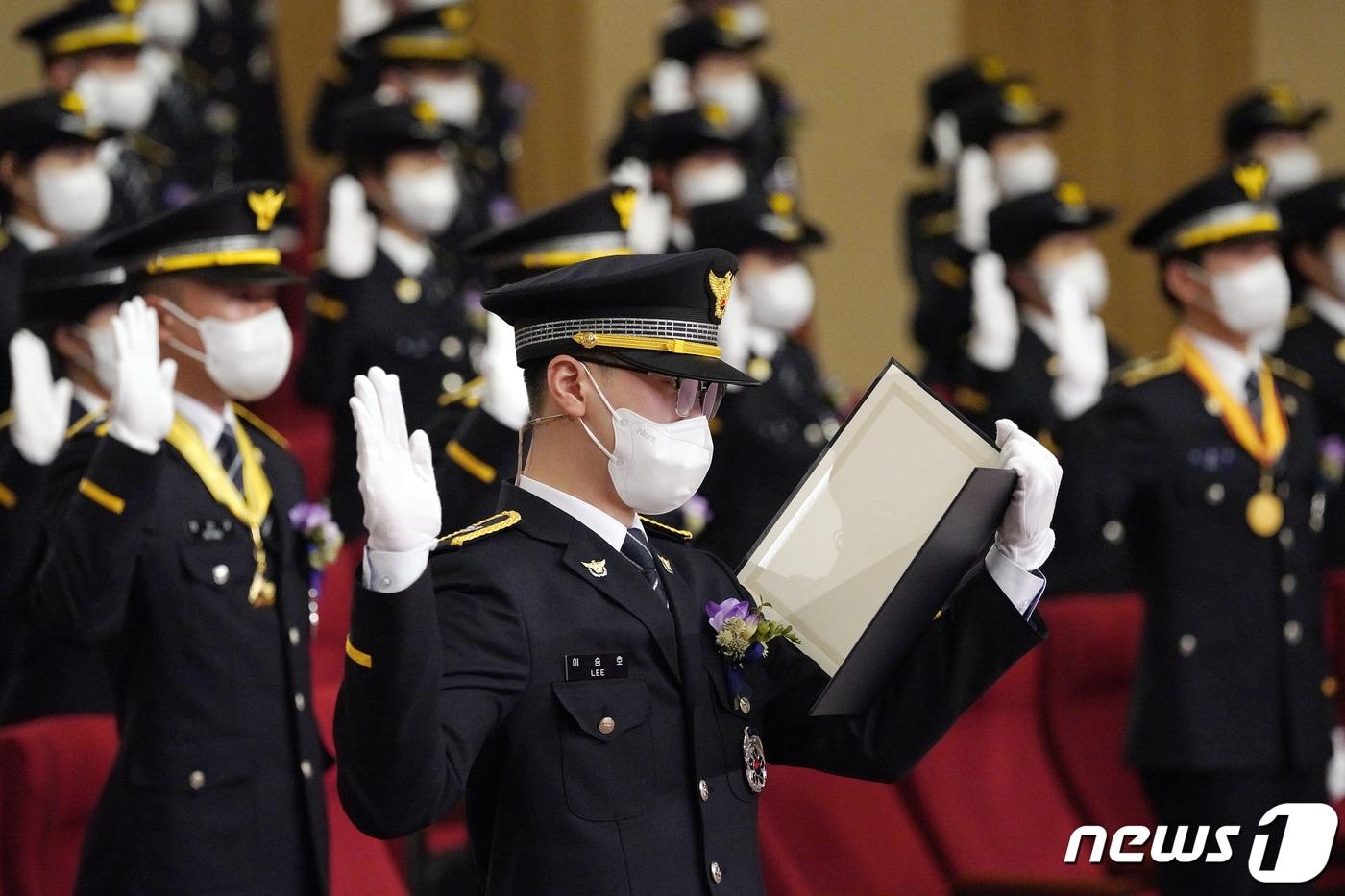 17일 충남 아산 경찰대학교에서 열린 2022년 신임경찰 경위·경감 임용식에서 임용자들이 임용 선서를 하고 있다. (청와대 제공) 2022.3.17/뉴스1 ⓒ News1 이광호 기자
