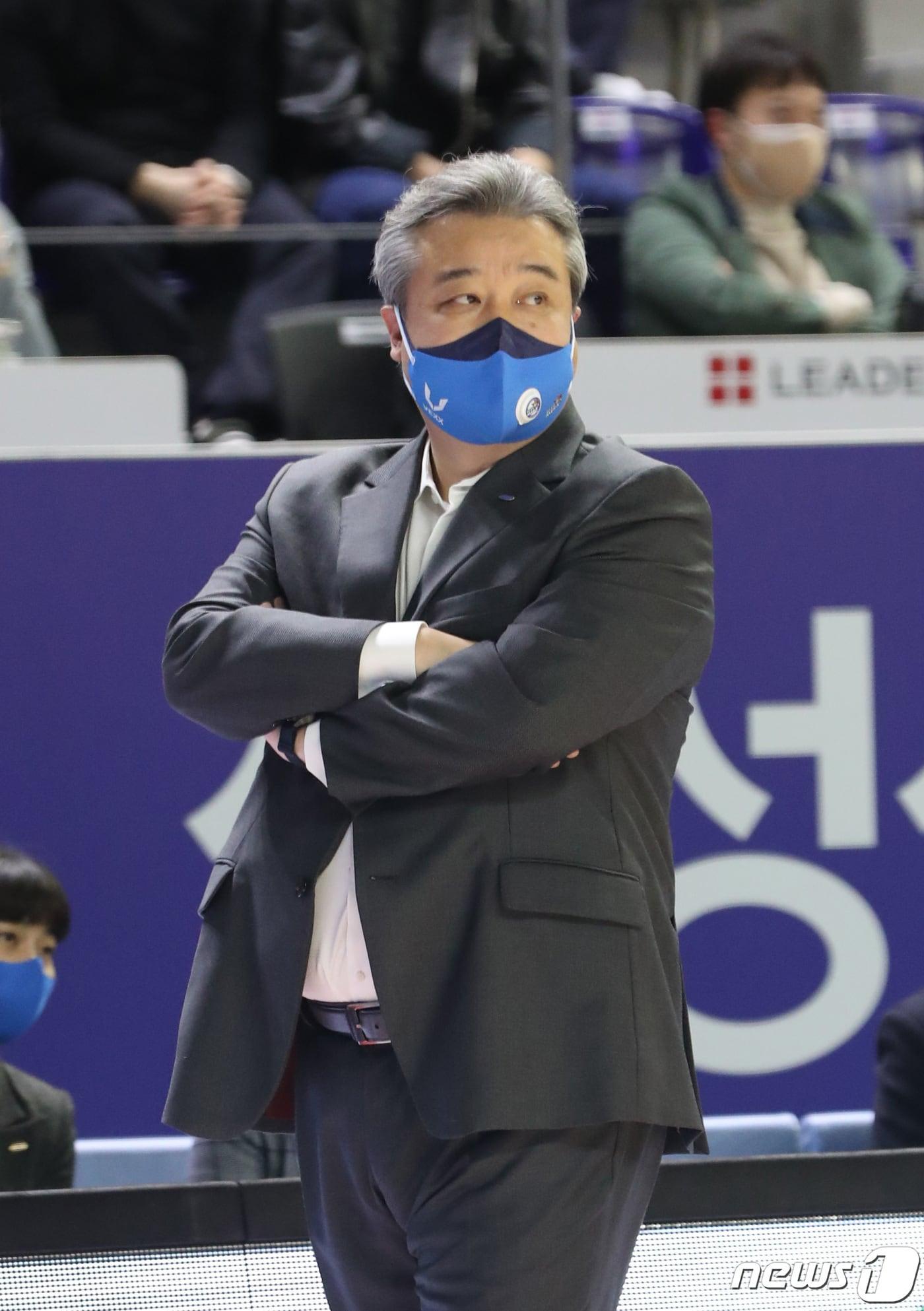 본문 이미지 - 17일 오후 경기 용인 처인구 용인실내체육관에서 열린 '삼성생명 2021~2022 여자프로농구' 용인 삼성생명 블루밍스와 부산 BNK 썸의 경기에서 삼성생명 임근배 감독이 경기를 지켜보고 있다. 2022.3.17/뉴스1 ⓒ News1 김영운 기자