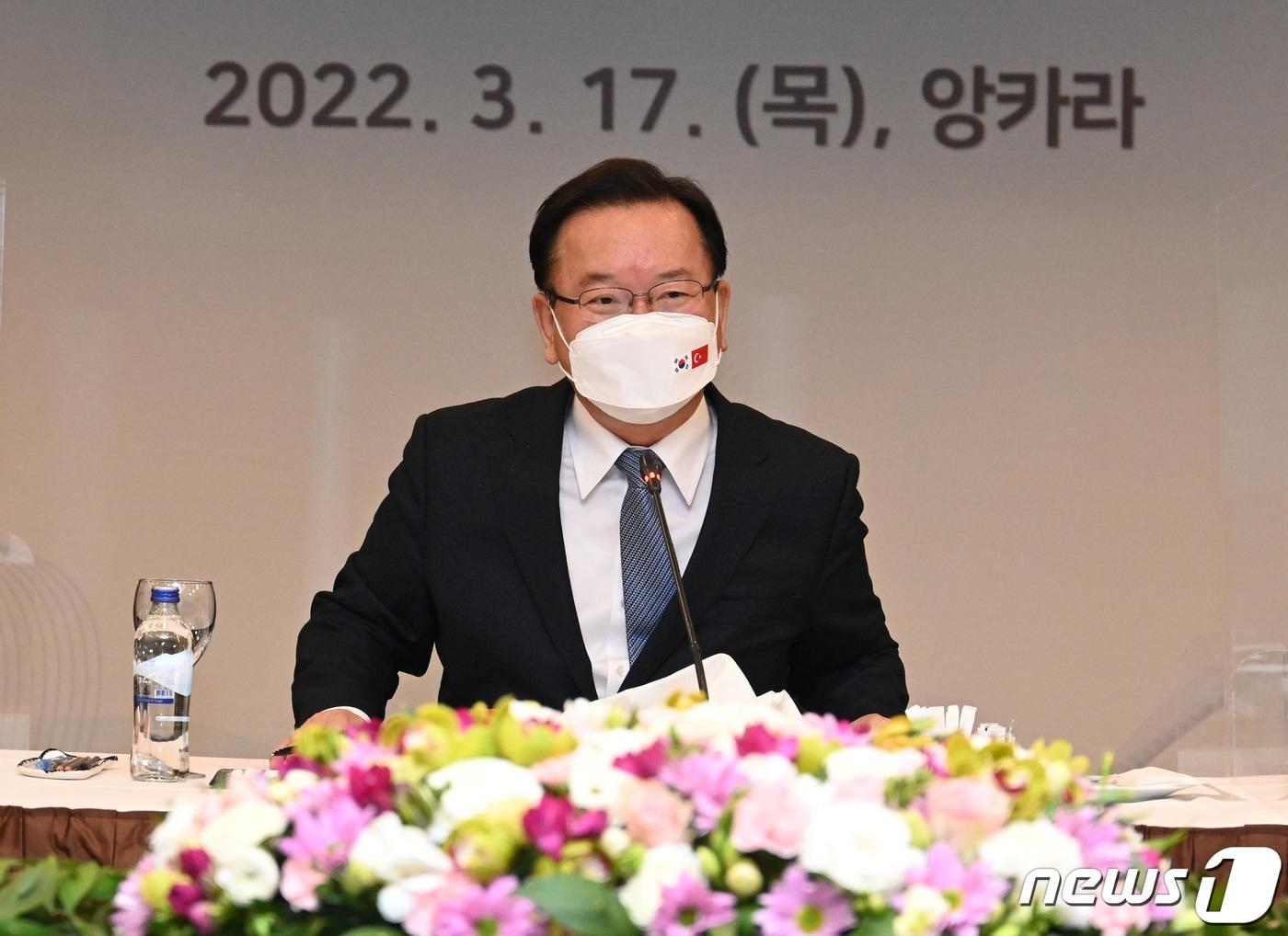 본문 이미지 - 김부겸 국무총리가 17일(현지시간) 오후 터키 앙카라 루갈 호텔에서 열린 기업인 간담회에서 모두발언을 하고 있다. (총리실 제공) ⓒ 뉴스1