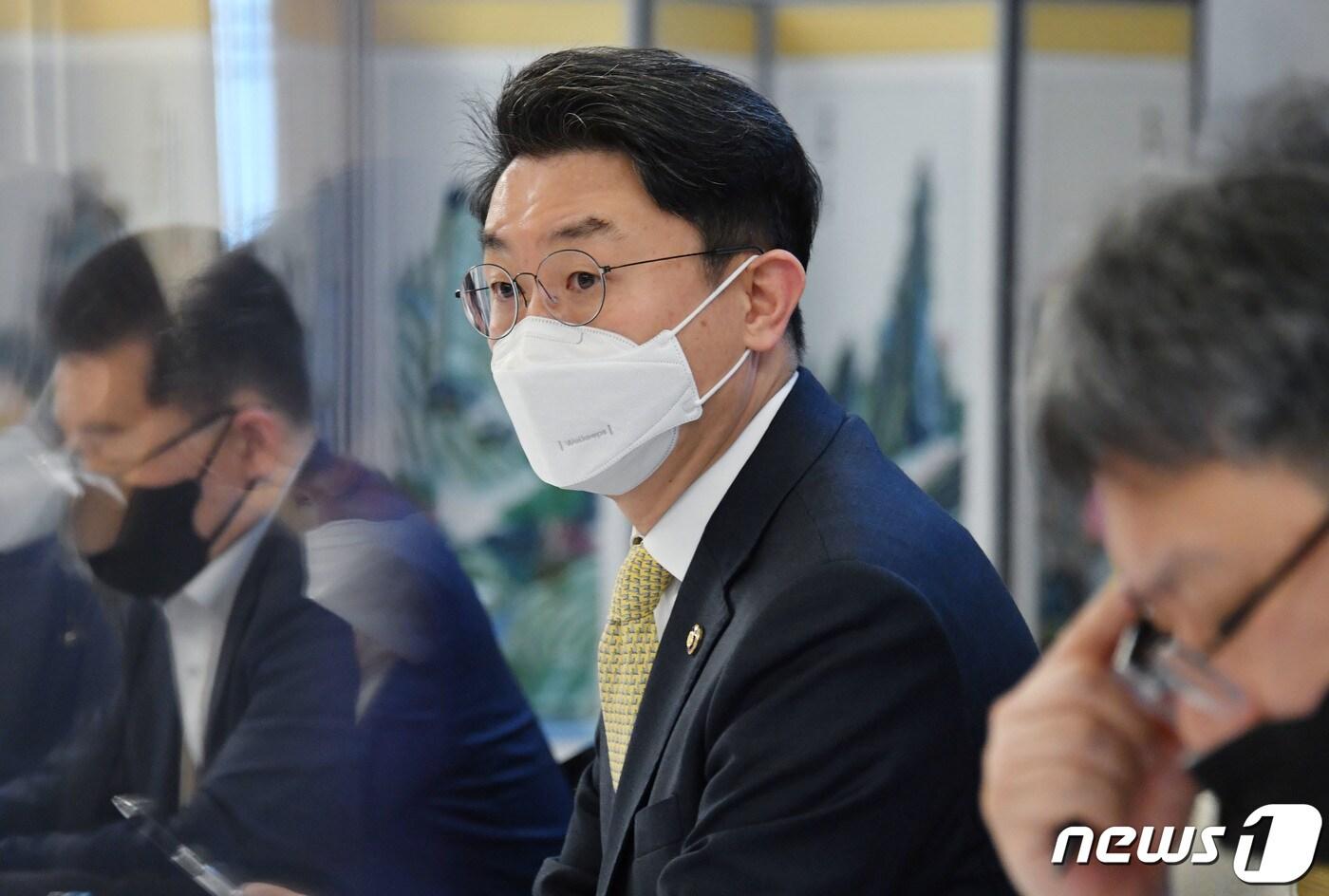 본문 이미지 - 이억원 기획재정부 차관이 18일 서울 종로구 정부청사에서 열린 '제19차 우크라이나 사태 비상대응 TF 회의'를 주재하고 있다. (기획재정부 제공) 2022.3.18/뉴스1