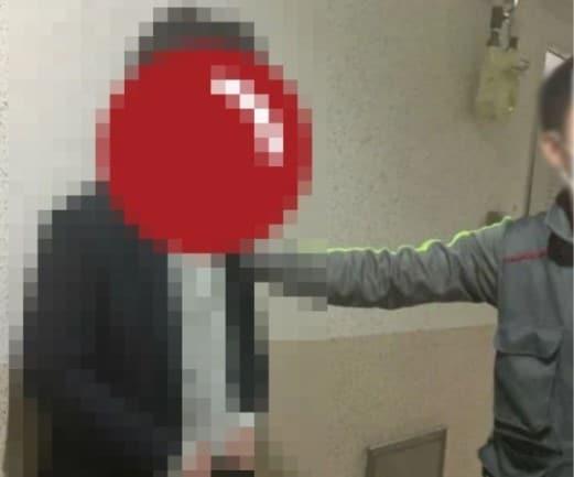 본문 이미지 - 카메라를 들고 도망치던 남성 A씨를 제압하고 있는 쿠팡기사(오른쪽) (온라인 커뮤니티 갈무리) ⓒ 뉴스1