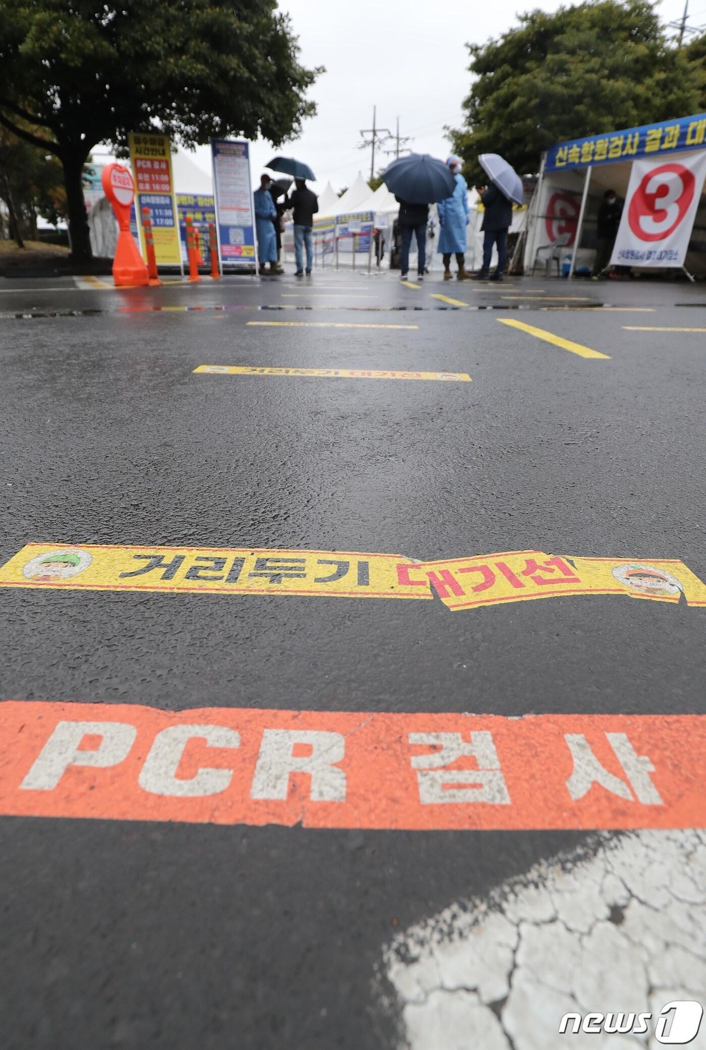 본문 이미지 - 18일 오전 제주시 도남동 제주보건소 선별진료소가 한산한 모습을 보이고 있다. 2022.3.18/뉴스1 ⓒ News1 오현지 기자