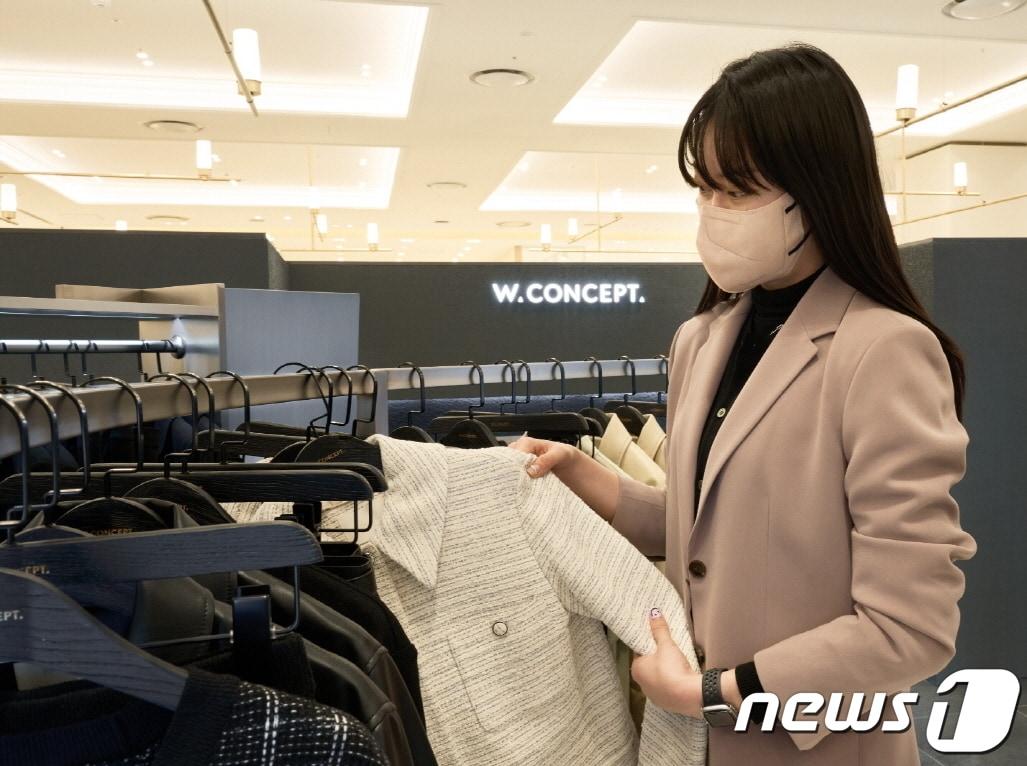본문 이미지 - 신세계백화점은 경기점 3층에서 온라인 패션 플랫폼 ‘W컨셉(W CONCEPT)’의 첫 오프라인 매장을 백화점 최초로 선보인다고 18일 전했다. 프론트로우, 모한, 잉크 등 컨템포러리 패션 브랜드와 빅토리아 슈즈, 드메리엘 등 잡화 브랜드 등 20여개 브랜드를 엄선해 선보인다. (신세계백화점 제공) 2022.3.18/뉴스1