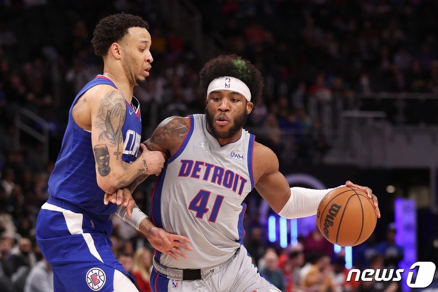 본문 이미지 - 디트로이트의 사딕 베이(오른쪽) ⓒ AFP=뉴스1