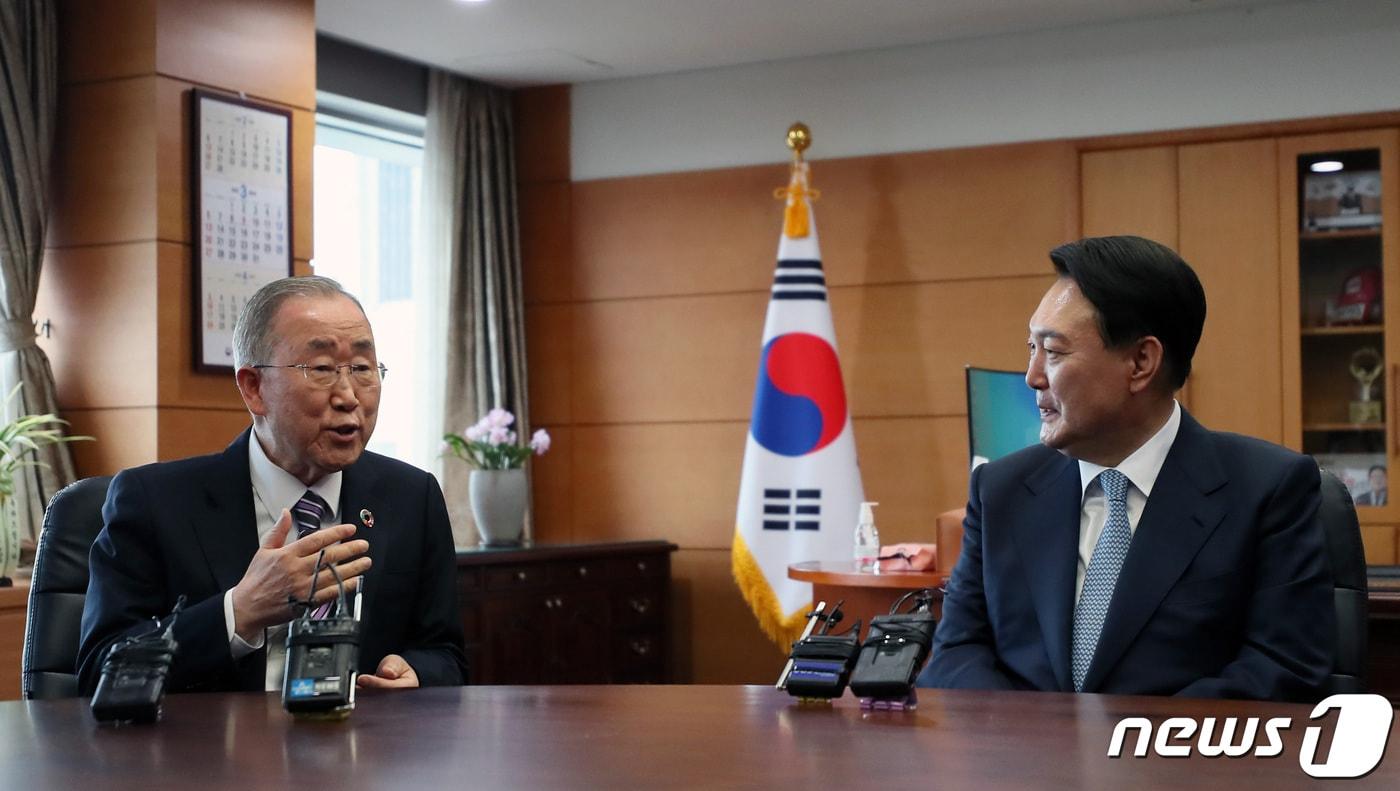 본문 이미지 - 윤석열 대통령 당선인이 18일 서울 종로구 통의동 집무실에서 반기문 전 유엔사무총장을 만나 최근 국제현안에 대해 반 전 총장의 의견을 듣고 있다. 2022.3.18/뉴스1 ⓒ News1 국회사진취재단