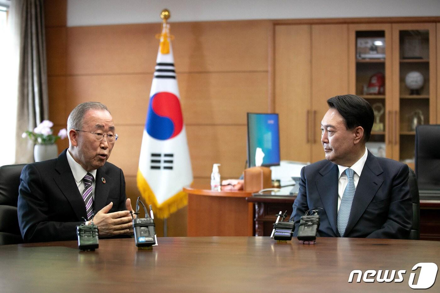 본문 이미지 - 윤석열 대통령 당선인과 반기문 전 유엔사무총장이 18일 오후 서울 종로구 통의동 당선인 집무실에서 면담을 하고 있다. 2022.3.18/뉴스1 ⓒ News1 국회사진취재단