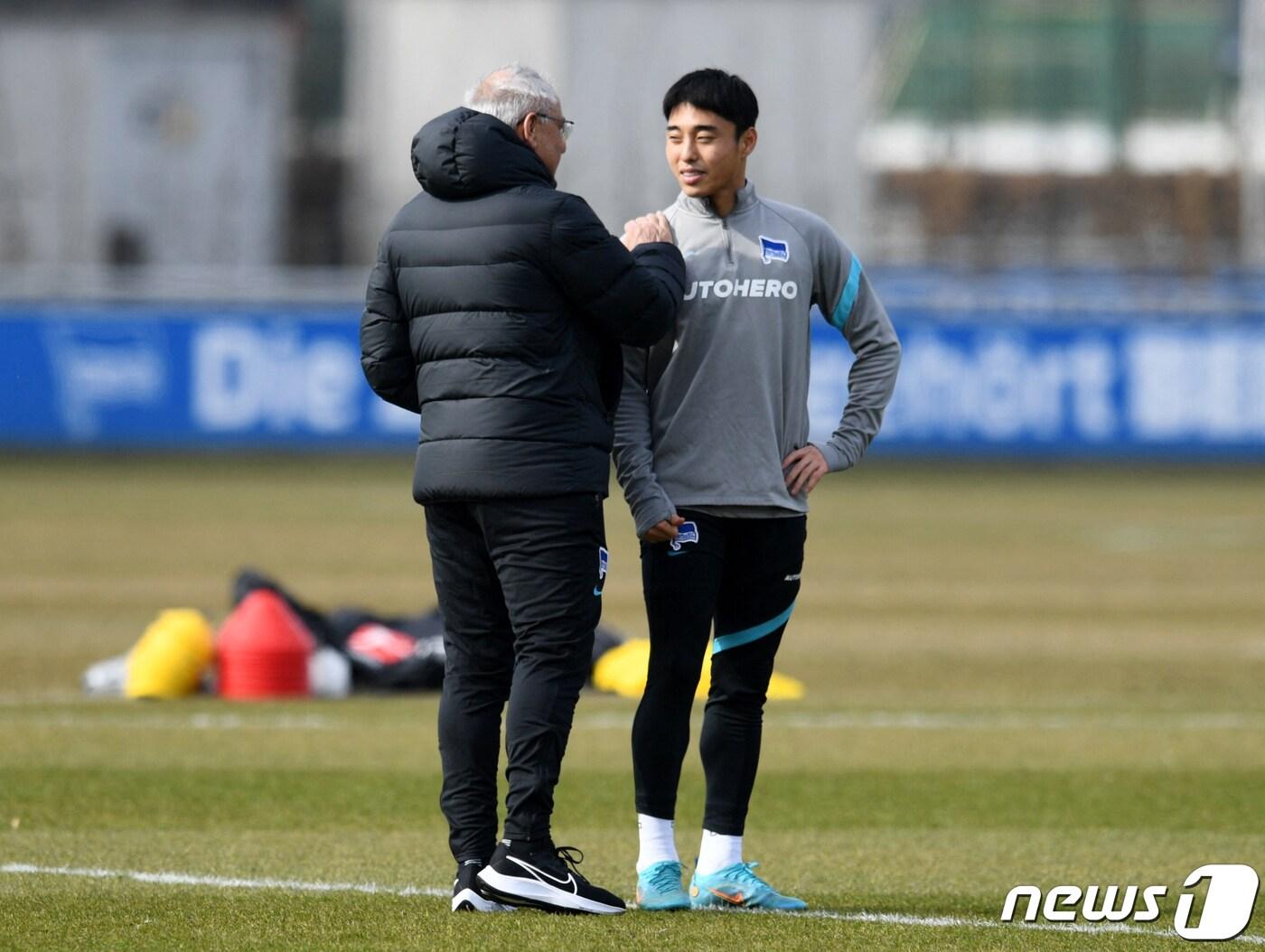 본문 이미지 - 마가트 감독(왼쪽)과 이동준 ⓒ 로이터=뉴스1