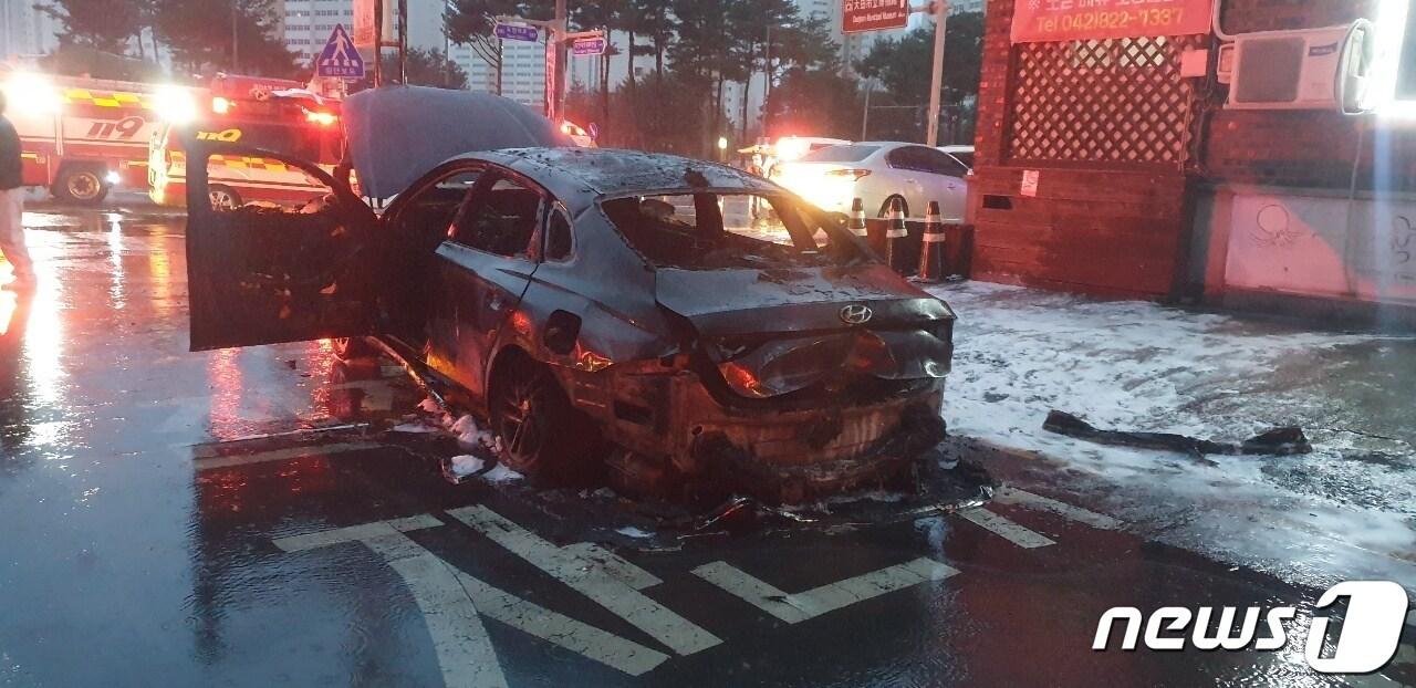 본문 이미지 - 방화에 전소된 차량 모습. (독자 송영훈씨 제공)  ⓒ 뉴스1