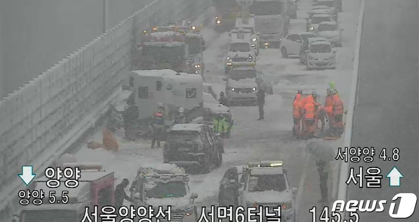 본문 이미지 - 서울양양고속도로 양양 방면 서면6터널 사고현장(한국도로공사 CCTV 캡처)ⓒ 뉴스1
