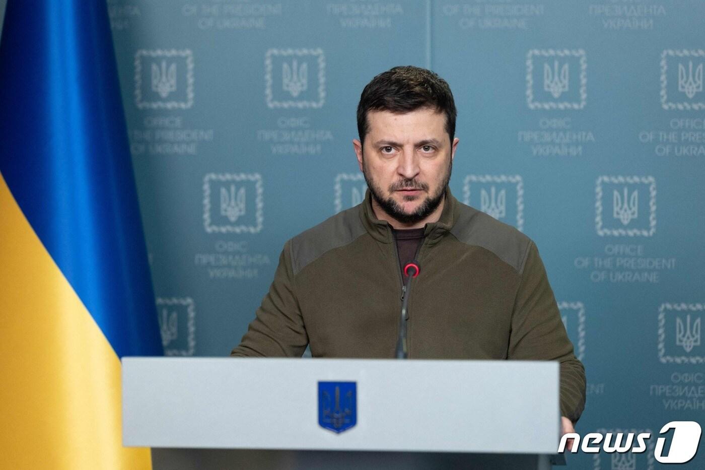 본문 이미지 - 볼로디미르 젤렌스키 우크라이나 대통령이 18일 (현지시간) 키이우에서 가진 대국민 연설서 “러시아군의 포격으로 무너져 내린 마리우폴 극장에서 지금까지 130명이 구조됐다”고 밝히고 있다. ⓒ AFP=뉴스1 ⓒ News1 우동명 기자