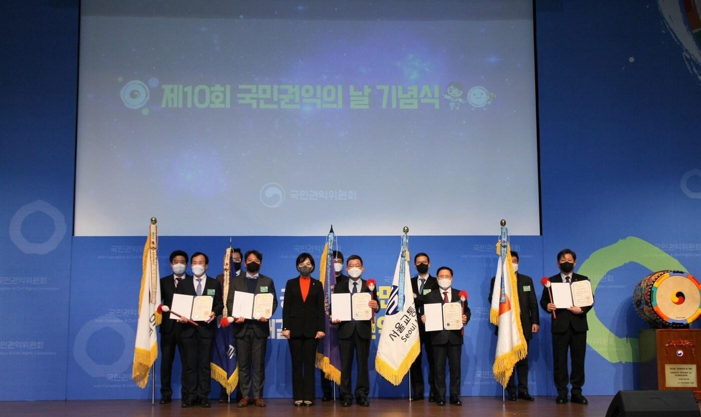 본문 이미지 - 소상공인시장진흥공단(오른쪽 첫번째)은 지난 2월25일 국민권익위원회에서 주관하는 ‘제10회 국민권익의날’ 기념식에서 국무총리표창을 수상했다.(소진공 제공) ⓒ 뉴스1
