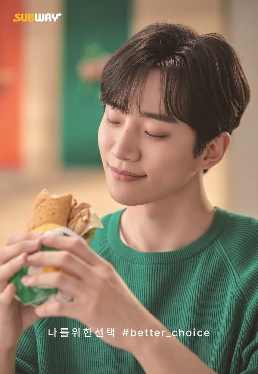 본문 이미지 - 준호와 함께 한 써브웨이 ‘로티세리 바비큐 치킨 컬렉션’ 포스터. (써브웨이 제공) ⓒ 뉴스1