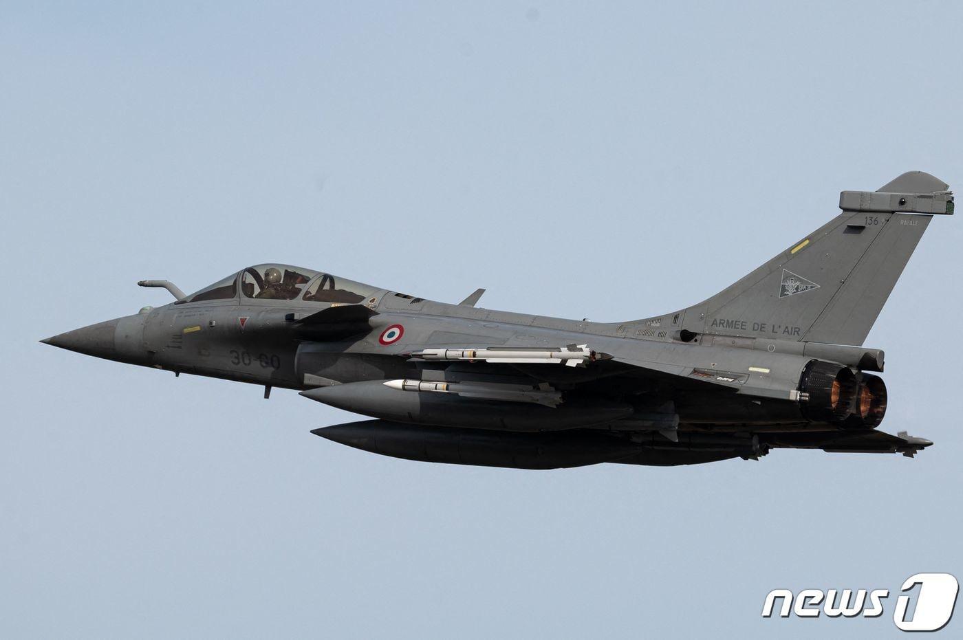 1일&#40;현지시간&#41; 프랑스 몽드마르상 공군 기지에서 라팔 전투기가 폴란드 상공의 경계를 위해 출격을 하고 있다. ⓒ AFP=뉴스1 ⓒ News1 우동명 기자