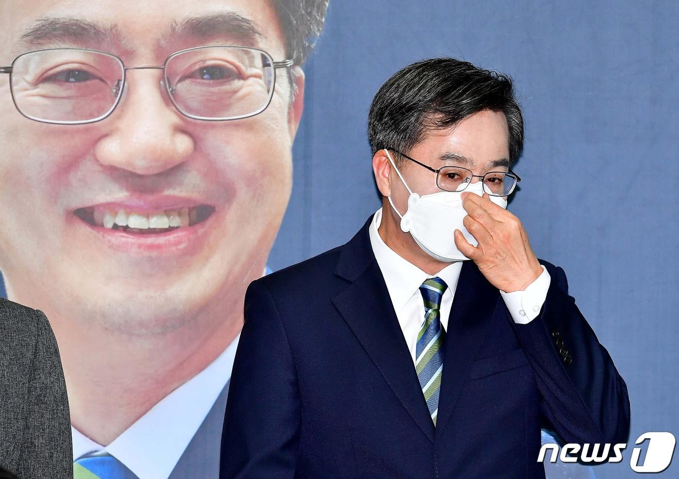 본문 이미지 - 김동연 새로운물결 대선 후보가 2일 서울 영등포구 선거 캠프에서 기자회견을 열고 후보 사퇴 및 이재명 더불어민주당 후보의 지지 의사를 밝히기 앞서 마스크를 고쳐쓰고 있다. 2022.3.2/뉴스1 ⓒ News1 이동해 기자