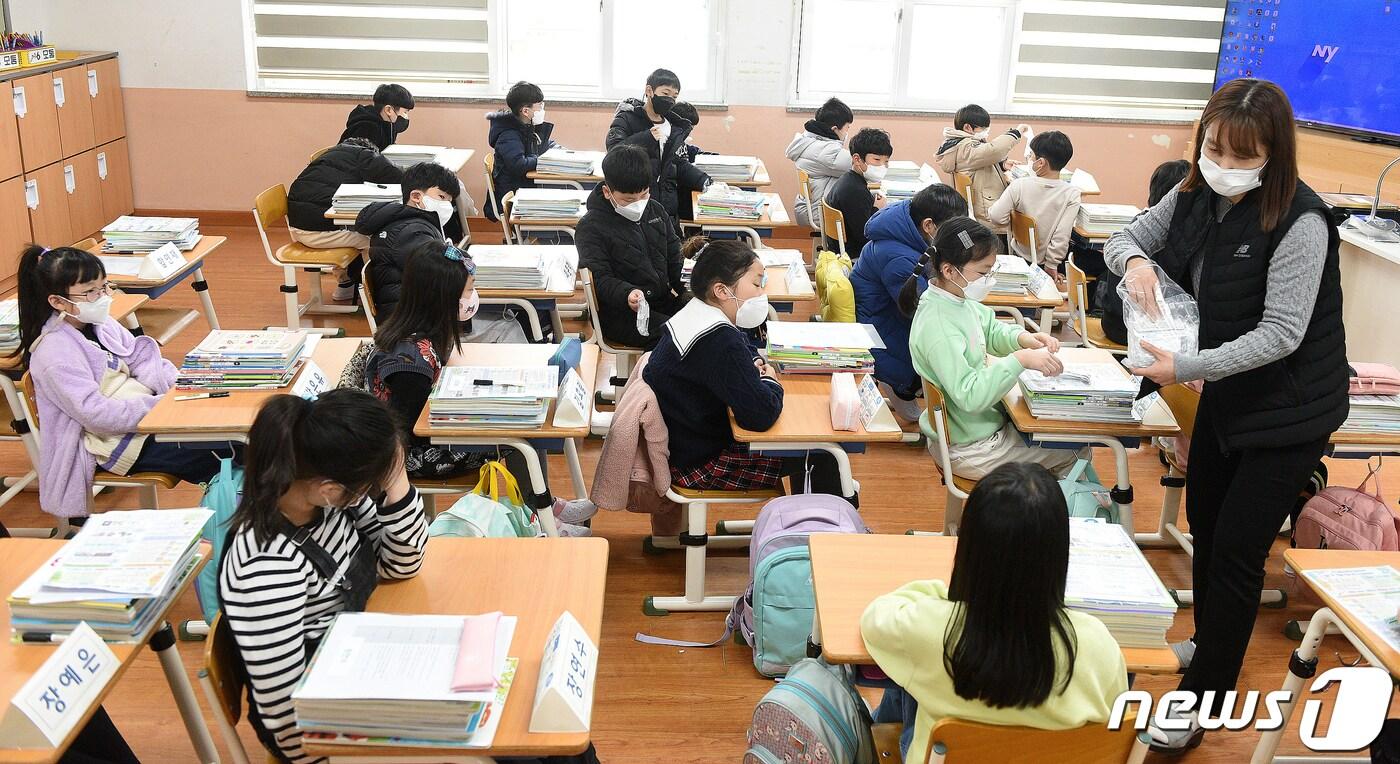 본문 이미지 - 한 초등학교 교실의 모습. /뉴스1 ⓒ News1 오현지 기자
