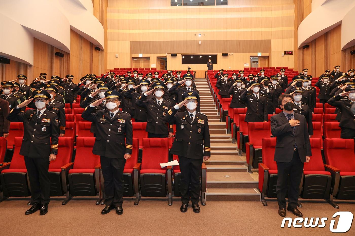 2일 오전 충남 아산 경찰대학교에서 42기 경찰대학 학생 50명과 71기 경위 공개경쟁 채용시험 합격자(구 경찰간부후보생) 50명의 합동입학식이 진행되고 있다. (경찰청 제공) 2022.3.2/뉴스1
