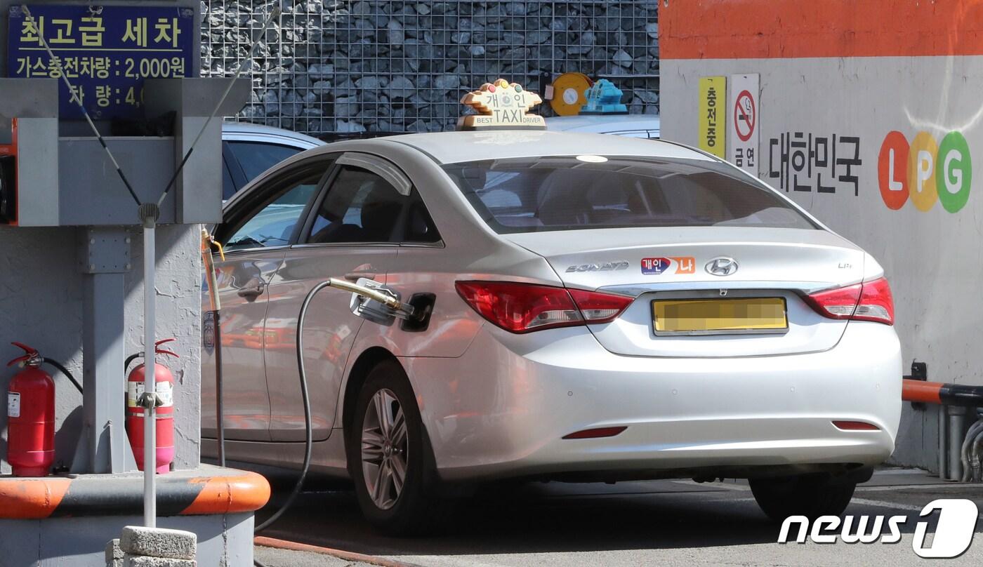 서울시내 한 LPG충전소에서 한 차량이 충전을 하고 있다. /뉴스1 ⓒ News1 박세연 기자