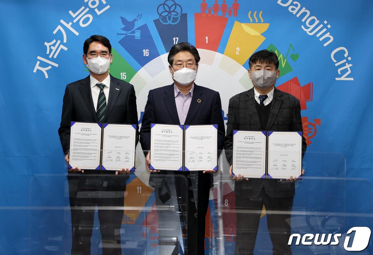 본문 이미지 - 2일 김홍장 당진시장(가운데)과 나형균 대한전선 대표이사 (맨 왼쪽), 권효근KG GNS 대표이사 (맨 오른쪽)가 당진항 고대부두 활성화를 위한 업무협약을 체결하고 있다.ⓒ 뉴스1