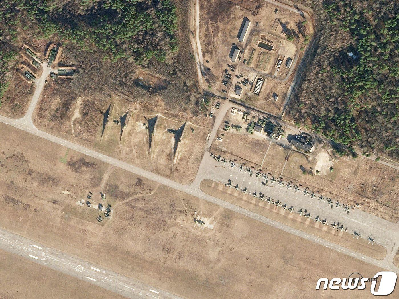 본문 이미지 - 지난 1일(현지시간) 우크라이나 접경지 벨라루스 루니네츠 공군기지에서 러시아 군용기들이 주기 중이다. ⓒ AFP=뉴스1