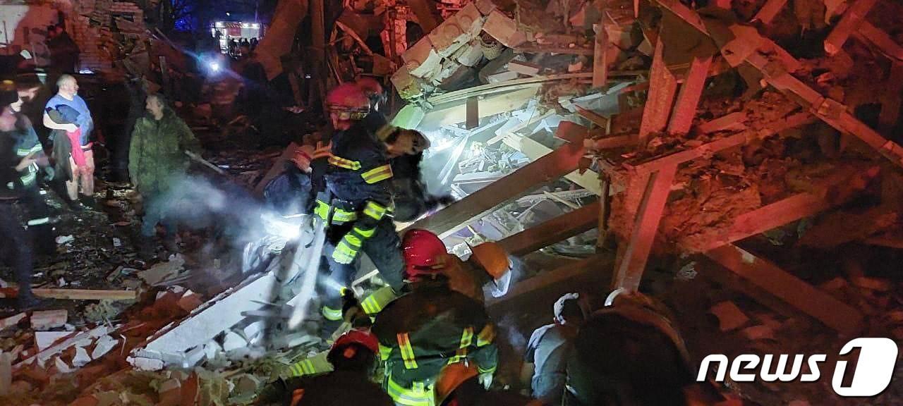 본문 이미지 - 지난 1일 러시아의 공습을 받아 파괴된 우크라이나 지토미르의 민가에서 구조대원들이 수색을 하고 있다. ⓒ AFP=뉴스1 ⓒ News1 우동명 기자