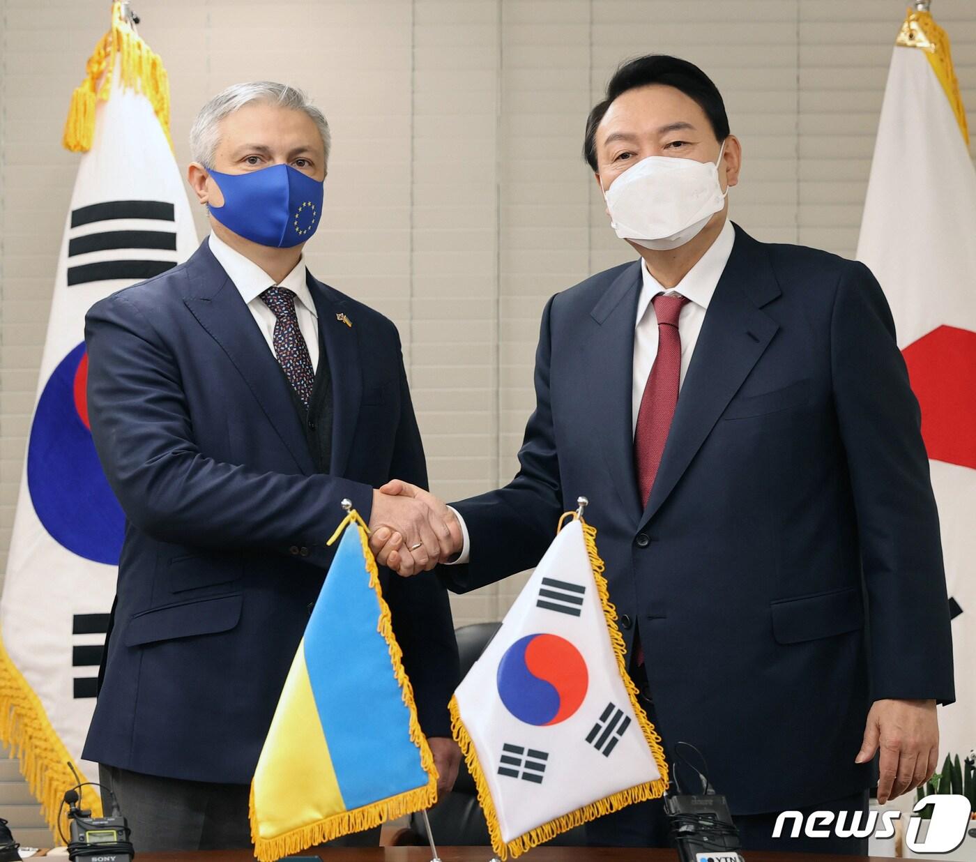 본문 이미지 - 윤석열 국민의힘 대선 후보가 2일 오후 서울 여의도 중앙당사에서 드미트로 포노마렌코 주한 우크라이나 대사를 접견하고 있다. 2022.3.2/뉴스1 ⓒ News1 구윤성 기자