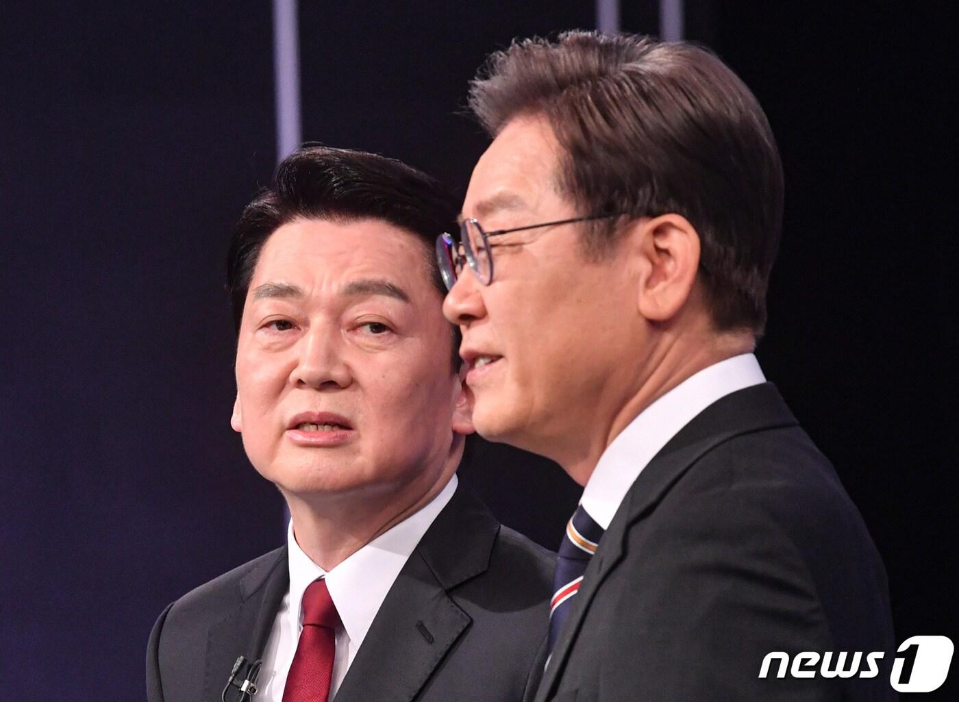 본문 이미지 - 안철수 국민의힘 의원과 이재명 더불어민주당 대표, 시잔은 지난 3월 2일 서울 여의도 KBS 본관에서 열린 중앙선거방송토론위원회 주관 제20대 대통령선거 후보 초청 3차 법정 TV 토론회 모습. ⓒ News1 이동해 기자