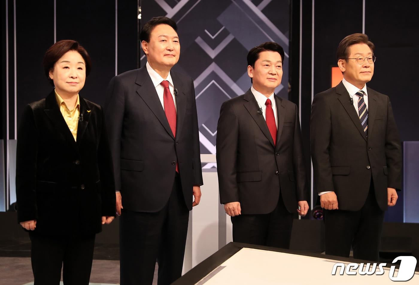 본문 이미지 - 2일 저녁 서울 여의도 KBS 본관에서 열린 중앙선거방송토론위원회 주관 제20대 대통령선거 후보 초청 3차 법정 TV 토론회에서 대선 후보들이 선전을 다짐하고 있다. 왼쪽부터 정의당 심상정, 국민의힘 윤석열, 국민의당 안철수, 더불어민주당 이재명 대선후보. 2022.3.2/뉴스1 ⓒ News1 이동해 기자