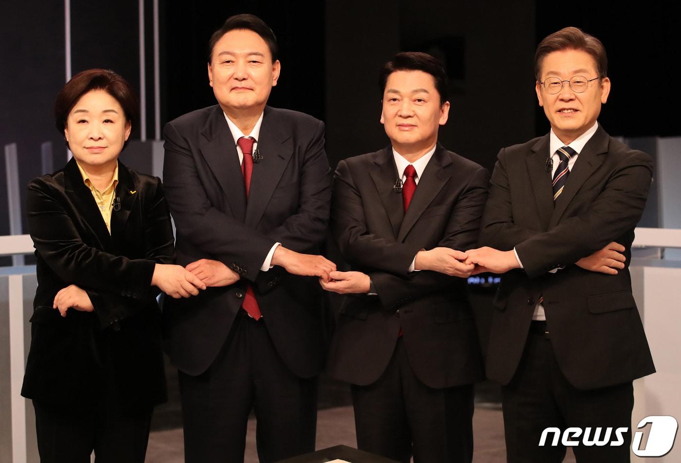 본문 이미지 - 2일 저녁 서울 여의도 KBS 본관에서 열린 중앙선거방송토론위원회 주관 제20대 대통령선거 후보 초청 3차 법정 TV 토론회에서 대선 후보들이 선전을 다짐하고 있다. 왼쪽부터 정의당 심상정, 국민의힘 윤석열, 국민의당 안철수, 더불어민주당 이재명 대선후보. 2022.3.2/뉴스1 ⓒ News1 이동해 기자