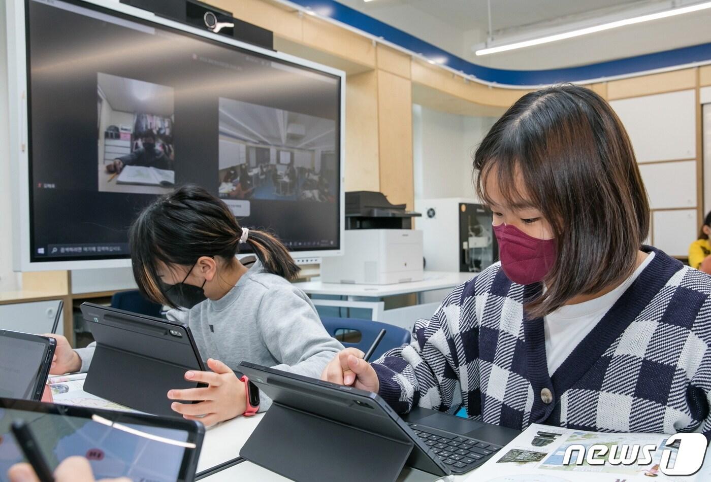 본문 이미지 - 학생들이 교내 삼성 스마트스쿨에서 갤럭시 탭 등 IT 기기를 활용해 수업을 하고 있다.(삼성전자 제공) /뉴스1
