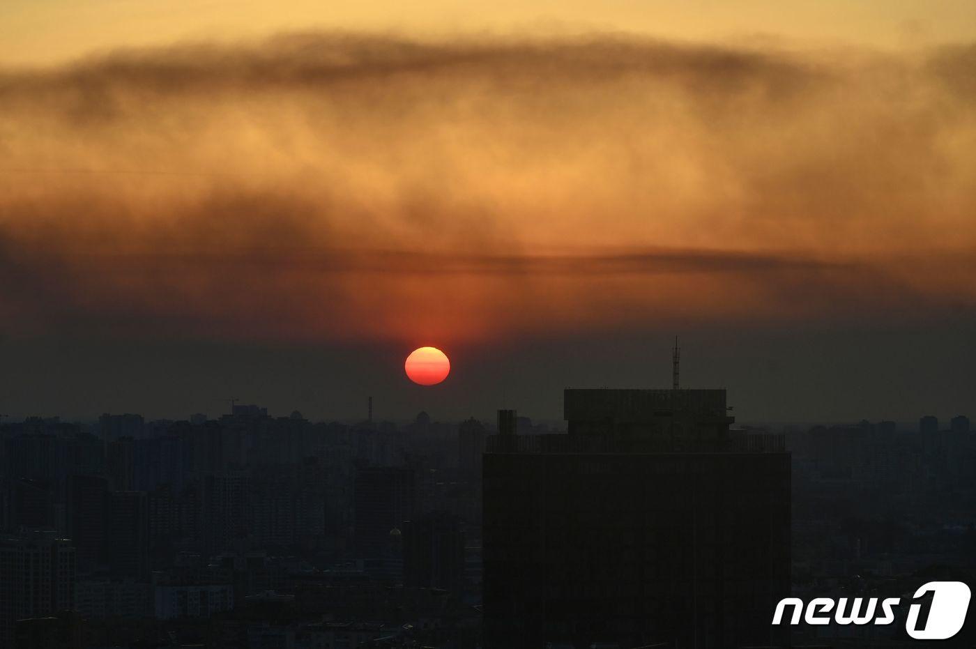 석양임에도 우크라이나 수도 키이우 외곽이 러시아 군 포격으로 연기가 자욱하다. ⓒ AFP=뉴스1 ⓒ News1 우동명 기자