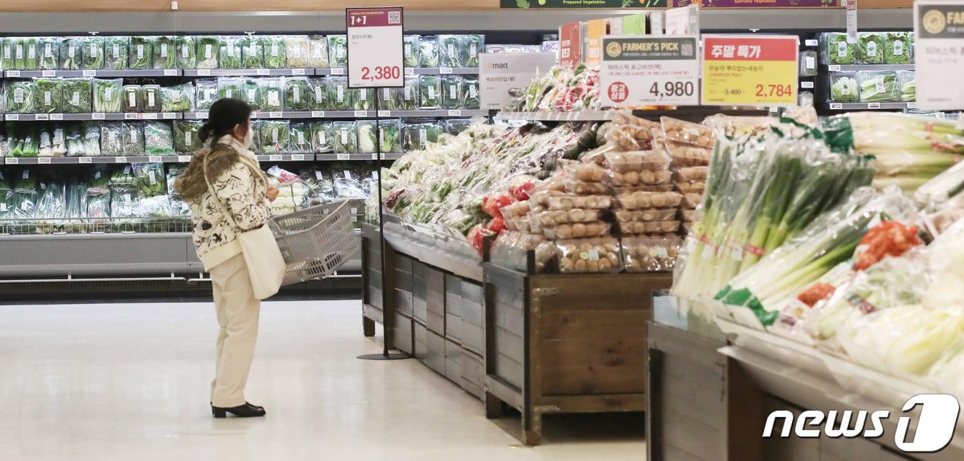 본문 이미지 - 서울의 한 대형마트에서 시민이 장을 보는 모습. 2022.3.20/뉴스1 ⓒ News1 박지혜 기자