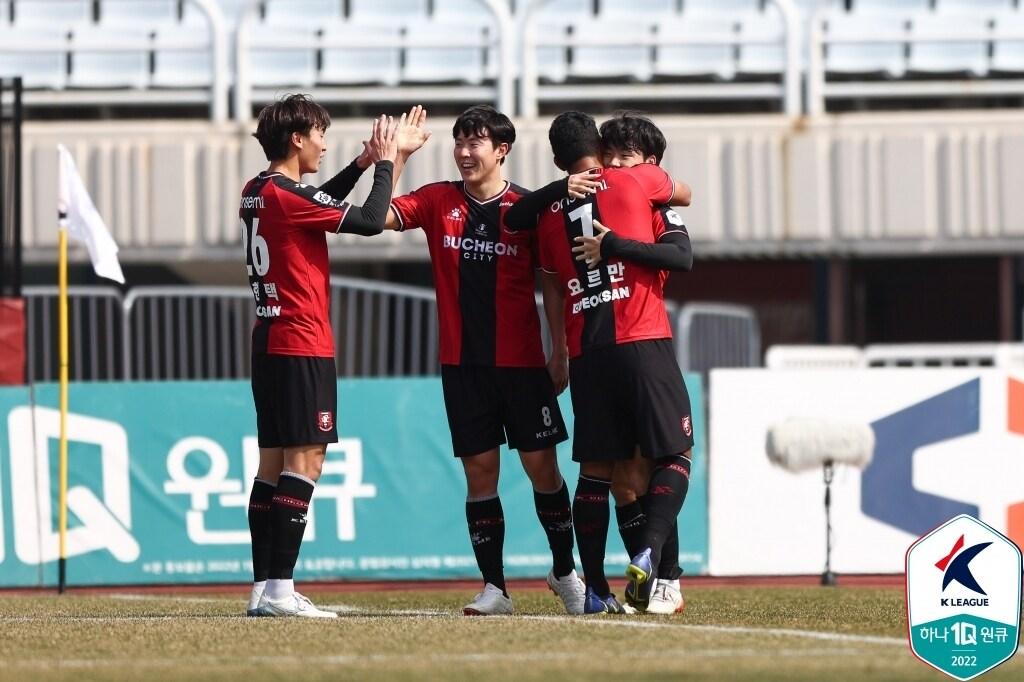 본문 이미지 - 부천FC가 광주를 제압하고 K리그2 선두로 올라섰다 (한국프로축구연맹 제공) ⓒ 뉴스1